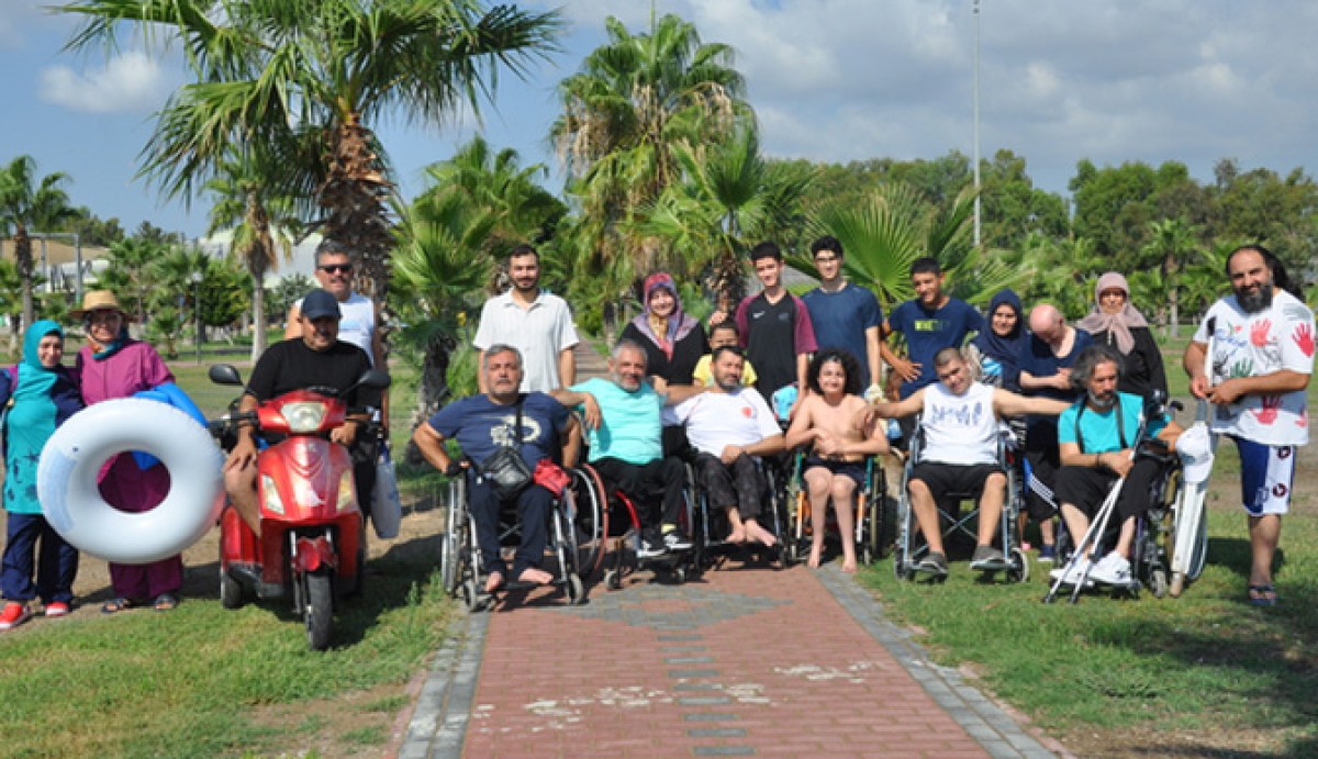 Mersin'deki yaz kampında ağırlanan engelli bireyler hem spor hem tatil yaptı